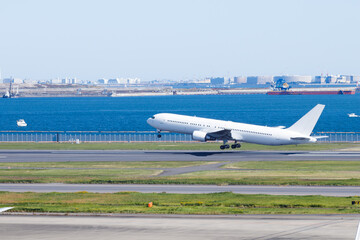 青空を背景に羽田空港を離陸する飛行機