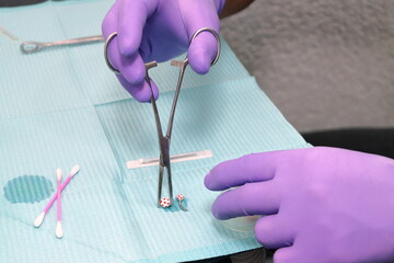 Perforación piercing en oreja lóbulo arete en estudio de tatuajes