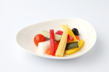 野菜のピクルス 酢漬け 白背景