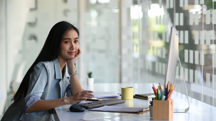 Fototapeta premium Businesswoman sitting at her office desk and thinking about project progress.