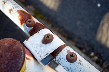 古い・錆びた・ネジ・屋外・ガードレール・アップ