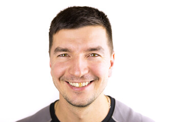 Obraz premium Yellow damaged tooth of a smiling Caucasian man in close-up. Focus on the teeth. Dental problems, dead teeth, enamel whitening, aesthetic restoration. Natural enamel, body positive