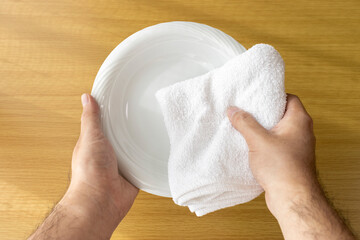 皿をタオルで拭く手（男性、30代、日本人）