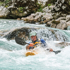 Erfahrener Kajakfahrer souver&auml;n unterwegs auf einem rei&szlig;enden Gebirgsfluss