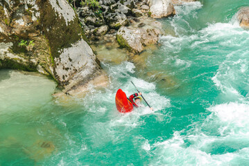 Wildwasser-Crack hat Spa&szlig; in der Kobarid-Schlucht auf der Soca