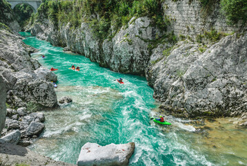 Eine Gruppe Kajakfahrer passiert die Kobarid-Schlucht auf der Soca in Slowenien