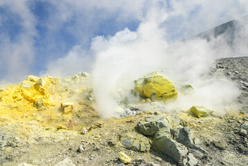 Schwefeldampf und ausfällungen am Kraterrand des Vulcano auf den Äolischen Inseln im Mittelmeer © ARochau