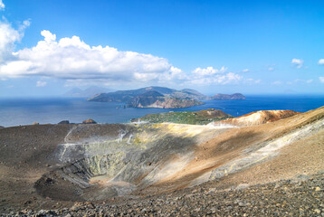 Am Krater des Vulcano und Ausblick auf Lipari © ARochau