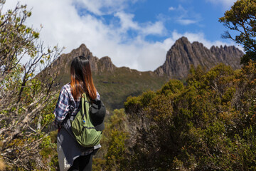 Fototapeta premium A lady traveler with Cradle Mountain in the background.