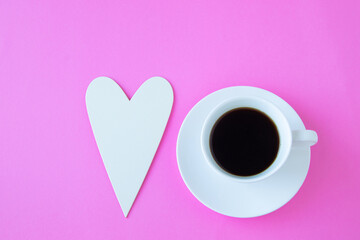 Obraz na płótnie Canvas ハートと白いカップのコーヒーとピンクの背景