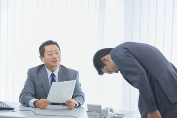 頭を下げるビジネスマン