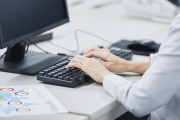 ビジネス　デスクワーク　顔無し