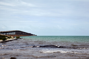 Obraz premium The azure waters of the Atlantic ocean in a slightly windy weather and Bahia Honda Bridge view from Spanish Harbor Key side