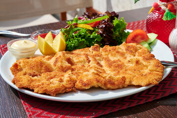 Schnitzel mit Pommes und Bier im Wirtshaus zum Essen