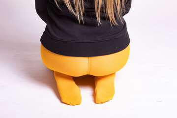 M&auml;dchen in gelber Strumpfhose und roten Schuhen