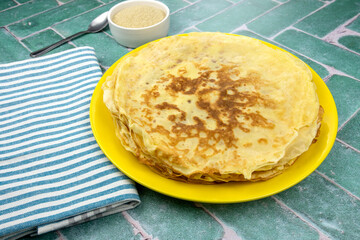 tas de crêpes dans une assiette