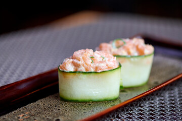 Sushi Variationen Platte Zubereitung mit Lachs Tunfisch und Avocado