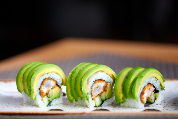 Sushi Variationen Platte Zubereitung mit Lachs Tunfisch und Avocado