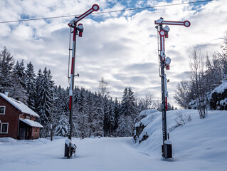 Eisenbahnstrecke verschneit im Winter
