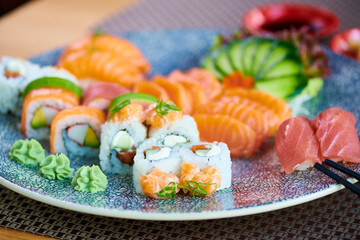 Sushi Variationen Platte Zubereitung mit Lachs Tunfisch und Avocado