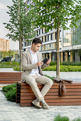 Obraz premium Man using tablet pc outdoors