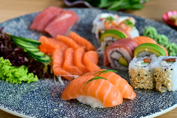 Sushi Variationen Platte Zubereitung mit Lachs Tunfisch und Avocado