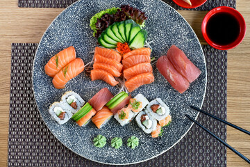 Sushi Variationen Platte Zubereitung mit Lachs Tunfisch und Avocado