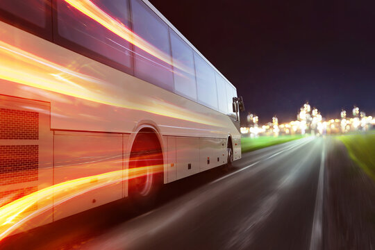 Bus auf Landstra&szlig;e