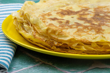 tas de crêpes dans une assiette