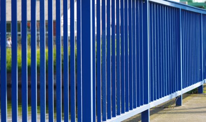 Blaues Metallgeländer Nahaufnahme