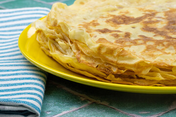 tas de crêpes dans une assiette