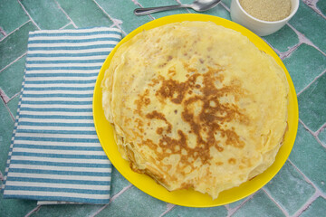 tas de crêpes dans une assiette