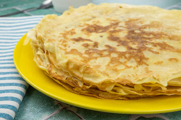 tas de crêpes dans une assiette