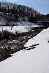 北国の雪溶け風景