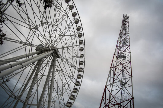  big ferris wheel against a cloudy sky