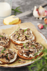 Open sandwiches with grilled mushrooms
