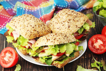 Sandwiches with whole grain bread, ham and vegetables