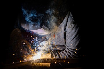 Obraz na płótnie Canvas welder at work