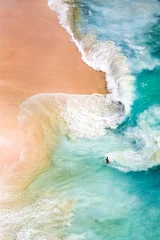 Küchenrückwand glas motiv Sonnenuntergang am Strand Blick von oben, atemberaubende Luftaufnahme einer Person, die sich bei Sonnenuntergang an einem wunderschönen Strand entspannt, der von einem türkisfarbenen Meer gebadet wird. Kelingking-Strand, Nusa Penida, Indonesien.