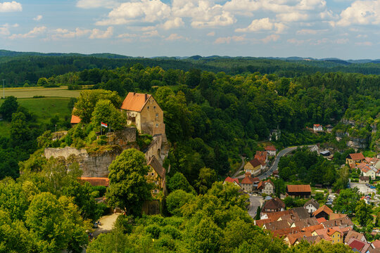 Burg Pottenstein oberhalb der Stadt Pottenstein, Fr&auml;nkische Schweiz, Landkreis Bayreuth, Franken, Oberfranken, Bayern, Deutschland
