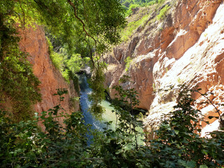 Río entre las rocas