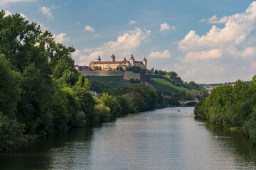 Fototapeta premium Blick zur Festung Marienberg in Würzburg vom Main aus, Unterfranken, Franken, Bayern, Deutschland