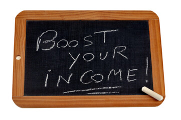Obraz premium Boostez vos revenus écrit en anglais sur une ardoise d'école