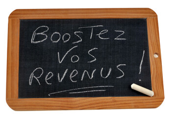Obraz premium Boostez vos revenus écrit sur une ardoise d'école