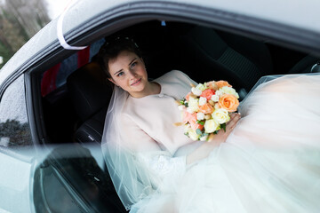 the groom gives his hand to the bride from the car, the politeness and gallantry of people in love, the husband and wife arrived in a decorated car for the wedding