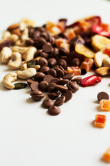 N&uuml;sse auf dem Tisch