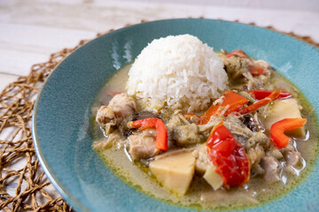 タイのグリーンカレーとエメラルドグリーンのお皿