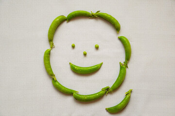 エンドウ豆で作った笑顔