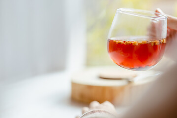 ハーブティーを飲む