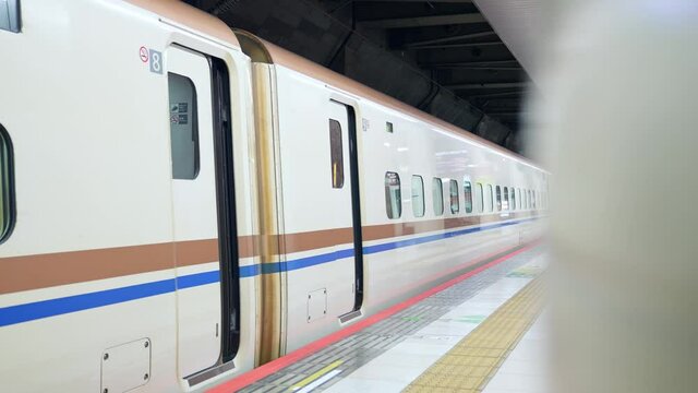新幹線　ホーム　発車　スローモーション